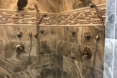 Ejemplo de cuarto de baño principal clásico de tamaño medio con suelo de baldosas de porcelana, suelo marrón y paredes beige