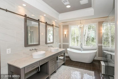 Ejemplo de cuarto de baño principal clásico renovado grande con armarios con paneles empotrados, bañera exenta, ducha empotrada, paredes beige, lavabo sobreencimera y encimera de mármol