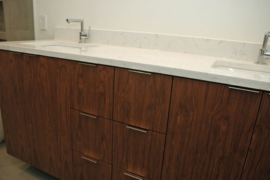 Diseño de cuarto de baño actual con armarios con paneles lisos