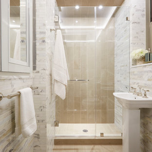 Esempio di una piccola stanza da bagno con doccia chic con lavabo a colonna, doccia alcova, piastrelle bianche, pareti bianche, piastrelle in pietra e pavimento con piastrelle in ceramica