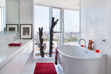 ニューヨークにあるモダンスタイルのおしゃれな浴室の写真