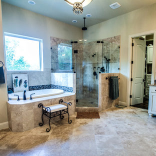 Foto di una stanza da bagno padronale classica di medie dimensioni con lavabo sottopiano, ante con bugna sagomata, ante beige, top in granito, vasca da incasso, WC monopezzo, piastrelle beige, piastrelle in terracotta, pareti beige, pavimento in travertino e doccia ad angolo