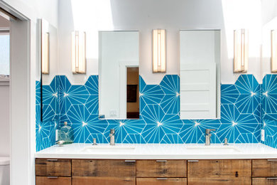 Imagen de cuarto de baño contemporáneo con armarios con paneles lisos, puertas de armario de madera oscura, baldosas y/o azulejos azules, paredes blancas, lavabo bajoencimera, suelo azul y encimeras blancas