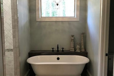 Réalisation d'une douche en alcôve principale tradition de taille moyenne avec une baignoire indépendante, un carrelage gris, un carrelage métro, un mur bleu et un sol en carrelage de porcelaine.
