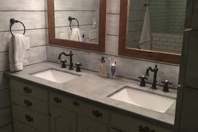 Imagen de cuarto de baño campestre con encimera de cemento