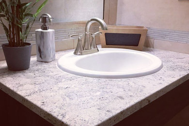 Foto de cuarto de baño moderno con encimera de granito