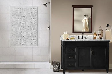 Foto på ett stort funkis badrum, med ett piedestal handfat, möbel-liknande, svarta skåp, marmorbänkskiva, ett fristående badkar, en vägghängd toalettstol, vita väggar och betonggolv