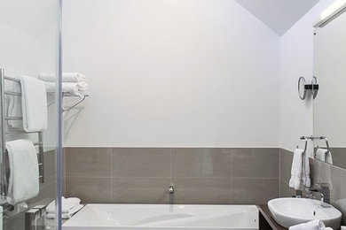 クライストチャーチにあるカントリー風のおしゃれな浴室の写真
