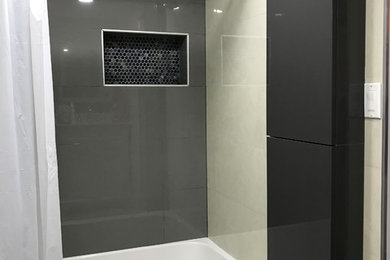 Exempel på ett mellanstort modernt badrum för barn, med grå skåp, en toalettstol med separat cisternkåpa, grå kakel, porslinskakel, ett undermonterad handfat, marmorbänkskiva och grått golv