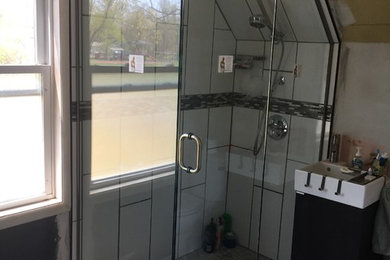 Modelo de cuarto de baño pequeño con ducha esquinera y ducha con puerta con bisagras
