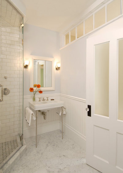 Классический Ванная комната by Charlie Allen Renovations, Inc.