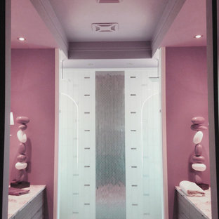 Immagine di una stanza da bagno con doccia contemporanea di medie dimensioni con ante lisce, piastrelle bianche, lavabo sottopiano, top in quarzo composito, ante grigie, doccia a filo pavimento, WC monopezzo, piastrelle di vetro, pareti grigie e pavimento con piastrelle in ceramica