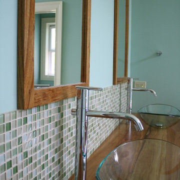 Green glass mosaic with travertine tile