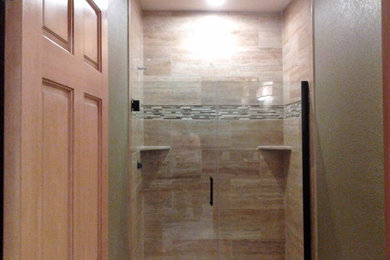 Imagen de cuarto de baño actual de tamaño medio con ducha empotrada, baldosas y/o azulejos multicolor, baldosas y/o azulejos de piedra y aseo y ducha