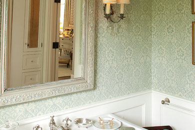 チャールストンにあるトラディショナルスタイルのおしゃれな浴室の写真