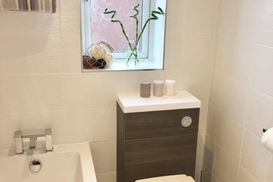 Inspiration pour une salle de bain design de taille moyenne pour enfant avec un placard en trompe-l'oeil, des portes de placard grises, un carrelage blanc, des carreaux de céramique, un mur blanc, un sol en marbre et un sol blanc.