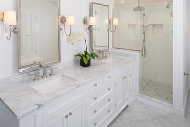 ニューヨークにある中くらいなトランジショナルスタイルのおしゃれなマスターバスルーム (アルコーブ型シャワー、白い壁、リノリウムの床、アンダーカウンター洗面器、白い床、開き戸のシャワー、インセット扉のキャビネット、白いキャビネット、置き型浴槽、大理石の洗面台) の写真