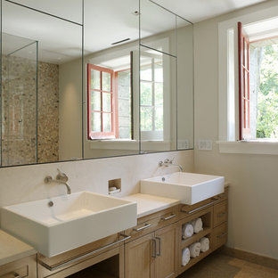 Ejemplo de cuarto de baño rectangular, contemporáneo, con lavabo sobreencimera