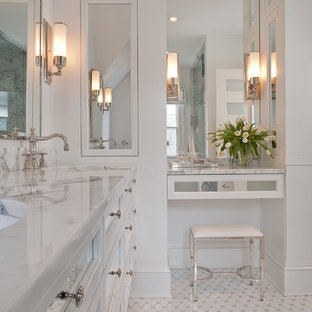 Esempio di una grande stanza da bagno padronale classica con top in marmo, consolle stile comò, ante bianche, piastrelle bianche, piastrelle di vetro, pareti bianche, pavimento con piastrelle in ceramica, lavabo sottopiano, pavimento bianco e top bianco