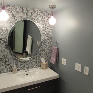 Exempel på ett litet modernt en-suite badrum, med kaklad bänkskiva, en hörndusch, en toalettstol med hel cisternkåpa, blå kakel, keramikplattor, vita väggar, mellanmörkt trägolv, släta luckor och ett integrerad handfat