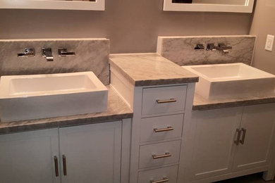 Mittelgroßes Klassisches Badezimmer mit Schrankfronten im Shaker-Stil, weißen Schränken, grauer Wandfarbe, Aufsatzwaschbecken, Marmor-Waschbecken/Waschtisch und grauer Waschtischplatte in Minneapolis