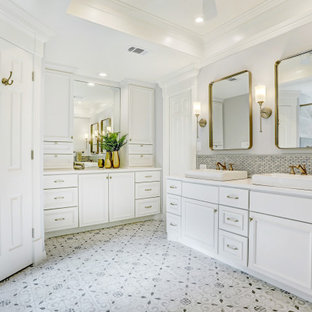Immagine di una grande stanza da bagno padronale tradizionale con ante con riquadro incassato, ante bianche, piastrelle grigie, pareti grigie, lavabo a bacinella, pavimento grigio, top bianco, due lavabi, mobile bagno incassato, doccia alcova, WC monopezzo, piastrelle effetto legno, pavimento in gres porcellanato, top in quarzo composito e porta doccia a battente