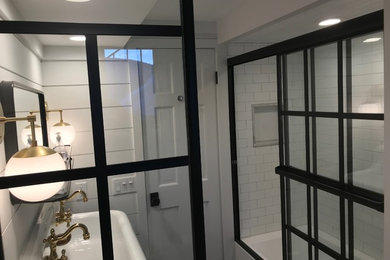 Imagen de cuarto de baño moderno con combinación de ducha y bañera