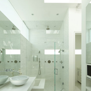 Ispirazione per una stanza da bagno padronale moderna di medie dimensioni con lavabo a bacinella, ante lisce, ante bianche, top in marmo, doccia doppia, piastrelle bianche, piastrelle in pietra, pareti bianche, pavimento con piastrelle a mosaico e top bianco