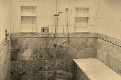 Foto de cuarto de baño principal clásico renovado de tamaño medio con ducha empotrada, baldosas y/o azulejos grises, suelo de baldosas tipo guijarro, paredes beige, suelo de baldosas tipo guijarro y sanitario de dos piezas