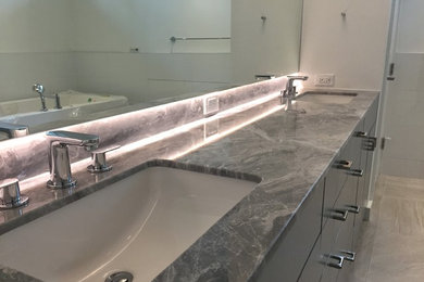Foto de cuarto de baño principal actual con lavabo bajoencimera y encimera de mármol