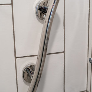 Bild på ett stort vintage blå blått en-suite badrum, med släta luckor, vita skåp, en hörndusch, gul kakel, blå väggar, bänkskiva i kvartsit och brunt golv