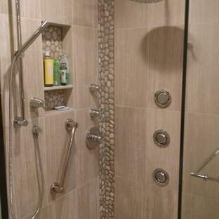 Inredning av ett klassiskt mellanstort badrum med dusch, med en dusch i en alkov, beige kakel, kakel i småsten, beige väggar och klinkergolv i keramik