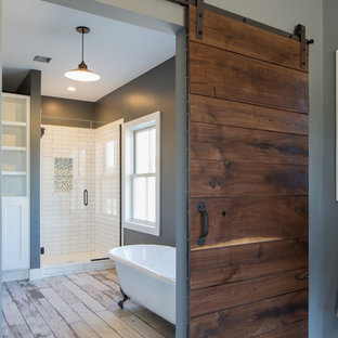 75+ Badezimmer mit dunklem Holzboden und Waschtisch aus Holz Ideen