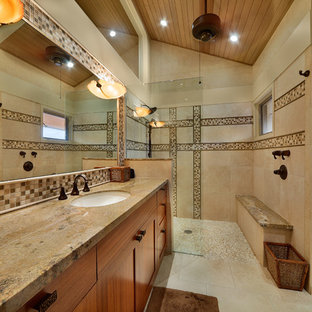 Foto di una grande stanza da bagno padronale tropicale con doccia a filo pavimento, piastrelle a mosaico, ante in stile shaker, ante in legno scuro, piastrelle marroni, pareti beige, lavabo sottopiano, top in granito e panca da doccia