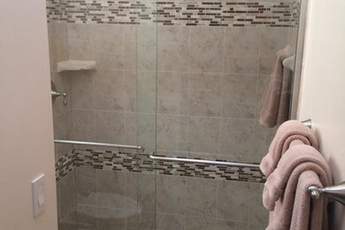 マイアミにある中くらいなトラディショナルスタイルのおしゃれな浴室 (アルコーブ型シャワー、ベージュの壁、引戸のシャワー) の写真