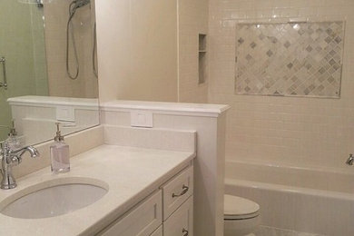 Ejemplo de cuarto de baño tradicional con puertas de armario blancas, combinación de ducha y bañera, baldosas y/o azulejos de mármol, paredes blancas, suelo de mármol, encimera de mármol y encimeras blancas
