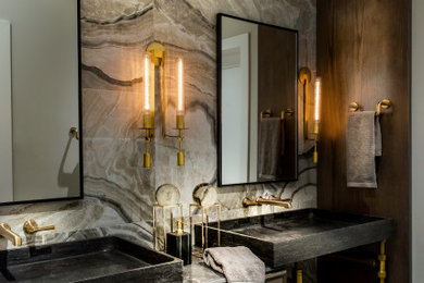 Réalisation d'une salle de bain minimaliste de taille moyenne avec un carrelage marron, des carreaux de porcelaine, un sol en marbre, un sol noir, meuble double vasque et meuble-lavabo sur pied.