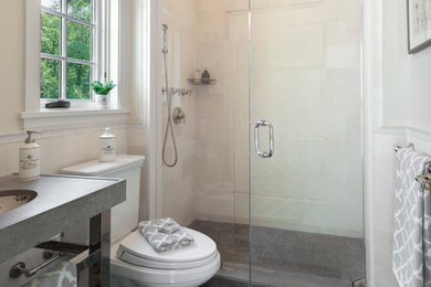 Immagine di una stanza da bagno classica con top in pietra calcarea, vasca con piedi a zampa di leone e pavimento in pietra calcarea