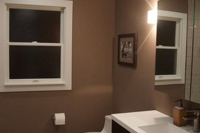 サンフランシスコにある中くらいなコンテンポラリースタイルのおしゃれなバスルーム (浴槽なし) (アルコーブ型浴槽、シャワー付き浴槽	、セラミックタイル、茶色い壁、一体型シンク、フラットパネル扉のキャビネット、濃色木目調キャビネット、磁器タイルの床、クオーツストーンの洗面台) の写真