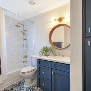 Foto di una piccola stanza da bagno per bambini chic con ante in stile shaker, ante blu, vasca ad alcova, vasca/doccia, piastrelle bianche, piastrelle diamantate, pareti grigie, pavimento in gres porcellanato, lavabo sottopiano, top in quarzo composito, doccia con tenda, top bianco, un lavabo, mobile bagno incassato e pavimento multicolore