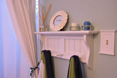 Imagen de cuarto de baño marinero pequeño con combinación de ducha y bañera y paredes azules
