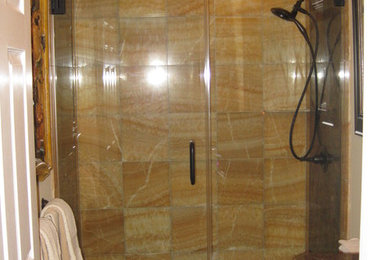 Ejemplo de cuarto de baño tradicional renovado de tamaño medio con lavabo bajoencimera, encimera de granito, ducha doble, sanitario de una pieza, baldosas y/o azulejos amarillos, baldosas y/o azulejos de piedra, paredes beige y suelo de mármol