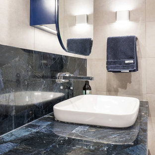 Esempio di una piccola stanza da bagno con doccia minimalista con ante lisce, ante blu, zona vasca/doccia separata, WC sospeso, piastrelle beige, piastrelle in gres porcellanato, pareti beige, pavimento in gres porcellanato, lavabo a bacinella, top in quarzite, pavimento beige, doccia aperta, top blu, un lavabo e mobile bagno sospeso