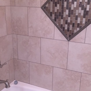 Immagine di una stanza da bagno per bambini stile americano di medie dimensioni con ante in stile shaker, ante bianche, vasca da incasso, vasca/doccia, WC monopezzo, piastrelle beige, piastrelle di vetro, pareti beige, pavimento con piastrelle in ceramica, lavabo sottopiano, top in granito, pavimento beige e doccia con tenda
