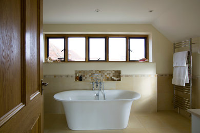Mittelgroßes Modernes Badezimmer En Suite in Surrey