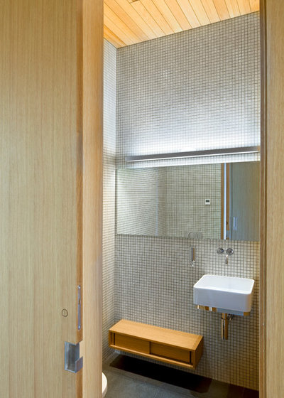 Modern Bathroom by RUFproject