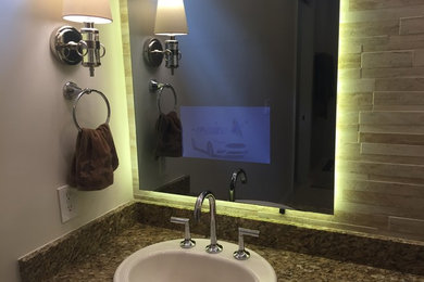 Aménagement d'une salle de bain principale contemporaine de taille moyenne avec un placard en trompe-l'oeil, des portes de placard blanches, un carrelage beige, un carrelage de pierre, un mur blanc, un lavabo posé et un plan de toilette en granite.