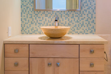 Источник вдохновения для домашнего уюта: ванная комната среднего размера в современном стиле с плоскими фасадами, светлыми деревянными фасадами, бежевыми стенами, настольной раковиной и бежевым полом