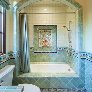 Idee per una stanza da bagno padronale mediterranea con vasca ad alcova, vasca/doccia, piastrelle blu, piastrelle verdi, pavimento beige, doccia con tenda e top turchese