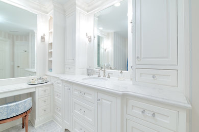 Imagen de cuarto de baño principal clásico de tamaño medio con armarios con paneles empotrados, puertas de armario blancas, paredes blancas, suelo de baldosas de cerámica, lavabo bajoencimera, encimera de mármol y encimeras blancas